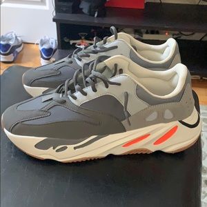 Yeezy 700 magnet
